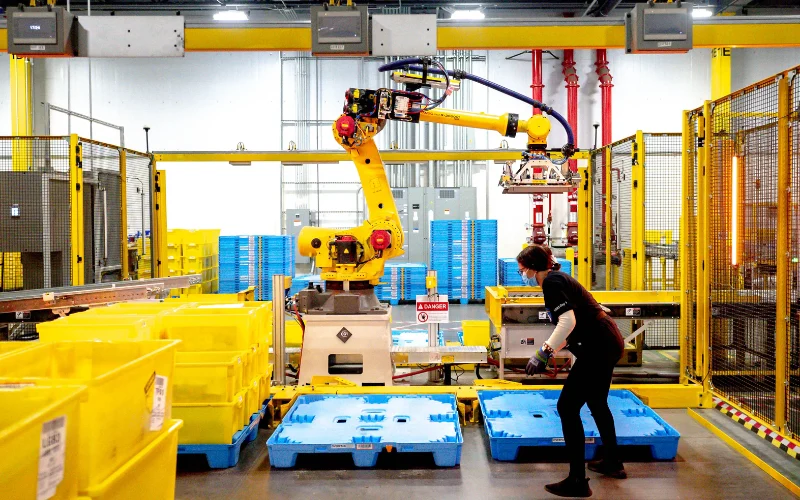 Ứng dụng của cánh tay Robot gắp sản phẩm trong ngành logistics và kho bãi