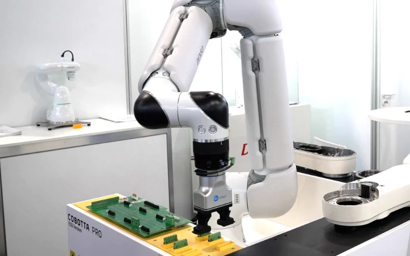 Ứng dụng của robot DENSO trong ngành điện tử