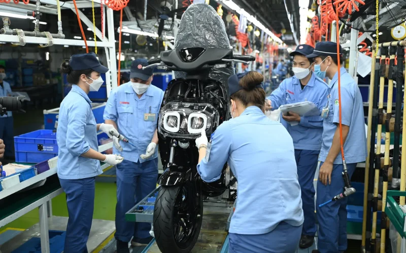 Ứng dụng thực tế tại các nhà máy sản xuất xe máy điện