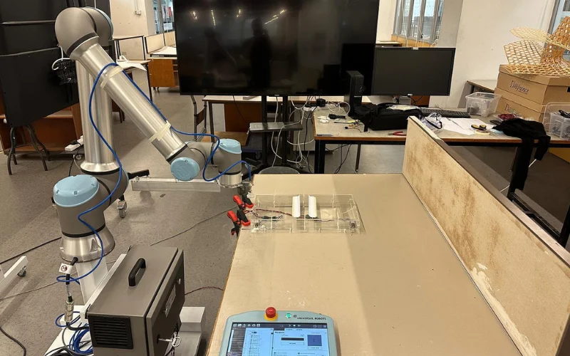 Robot UR10 Lắp ráp linh kiện